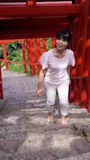 坂道や階段が続く参道を登る筆者