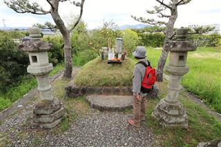 都田川の堤防脇にある井伊直親の墓地。昔は２００メートルほど東にあったが、昭和５２年に河川改修で当地に移された。灯籠は幕末の大老・井伊直弼の寄進という＝浜松市北区細江町中川