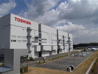 監査法人は東芝の平成２９年３月期決算の有価証券報告書を「限定付適正」とする方向で最終調整に入った＝三重県四日市市の東芝の工場