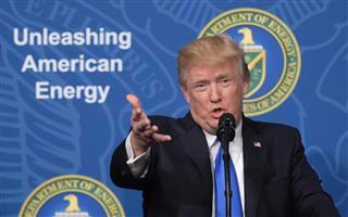 再生可能エネルギーに関する予算を大幅に減額したトランプ米大統領＝米ワシントン、６月２９日（ＡＰ）