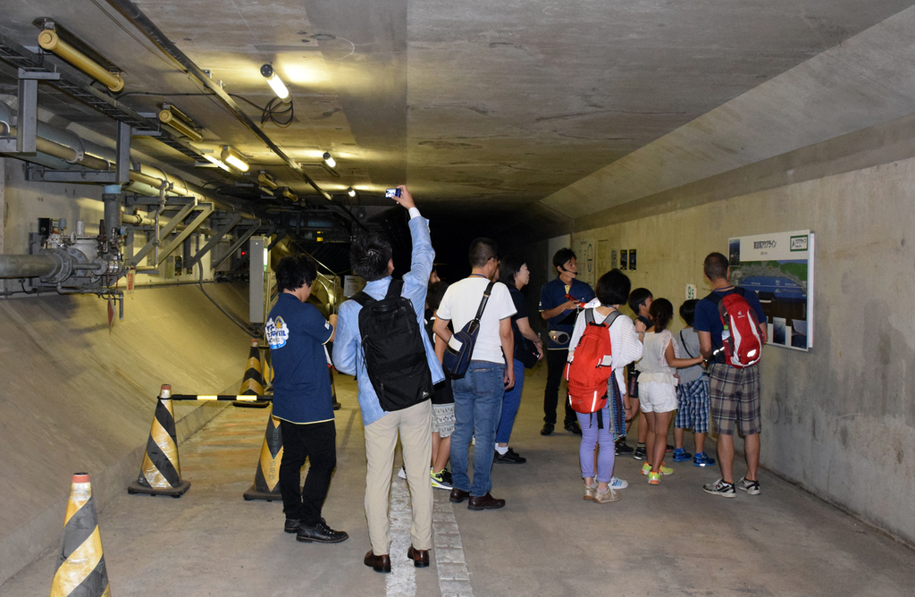 緊急避難通路に到着した隊員たち。頭上からクルマの走行音が絶えず聞こえる