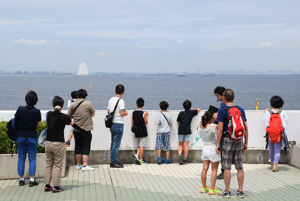 海ほたるから川崎側に浮かぶ「風の塔」を眺める参加者たち