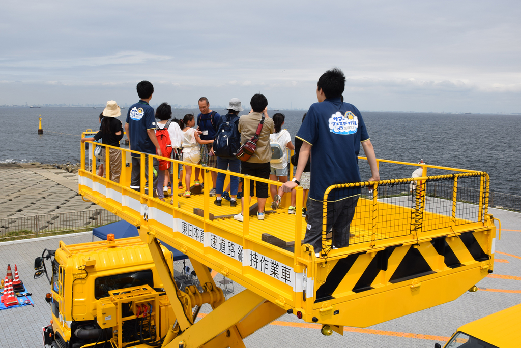 道路整備に使用するリフト車を体験試乗。かなりの高さだ