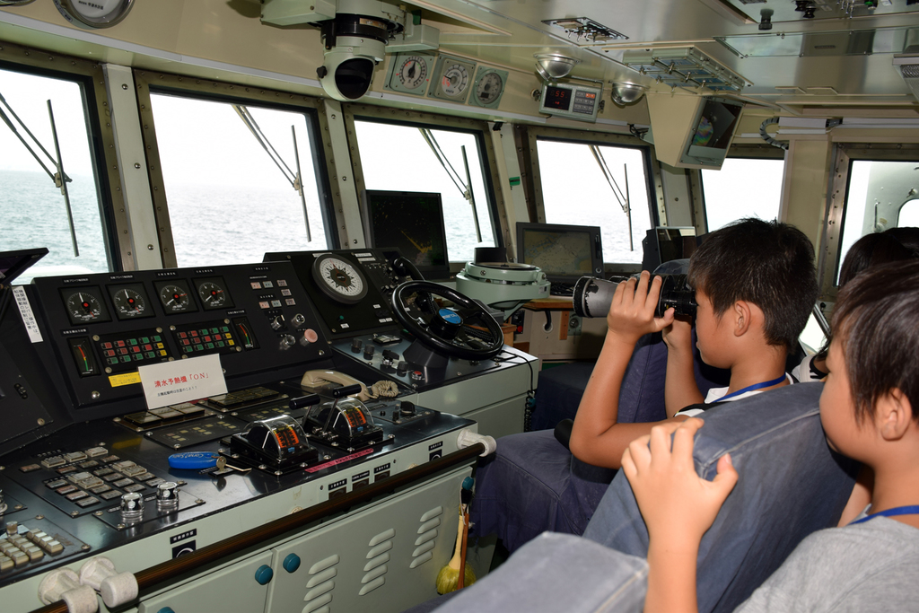 海上保安庁の巡視船を見学する参加者