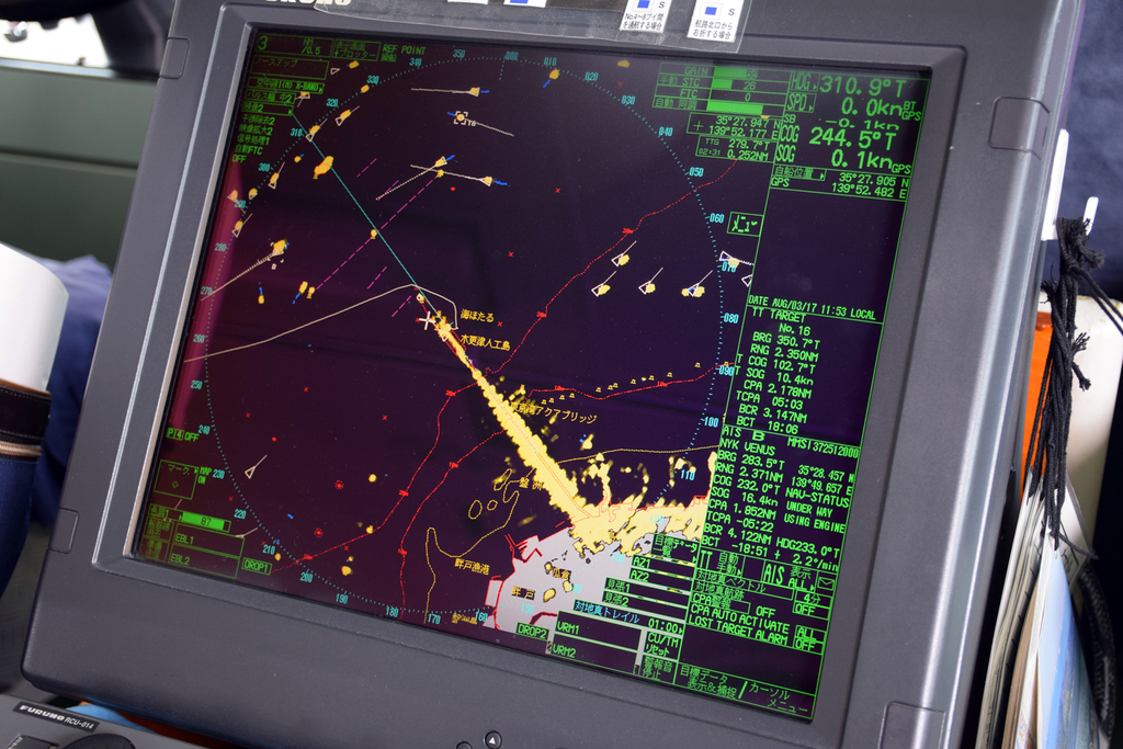 地図上で海ほたるを確認。ほかの船舶らしき影も映る