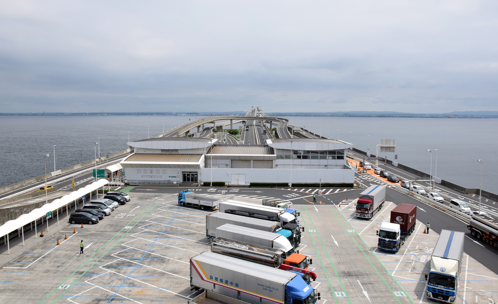 海ほたるから木更津側を望む。向こうはアクアブリッジだ