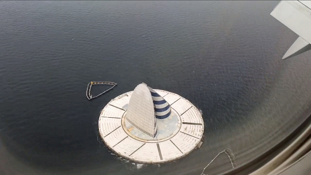 東京湾に浮かぶ「風の塔」。筆者が機内からスマホで撮影