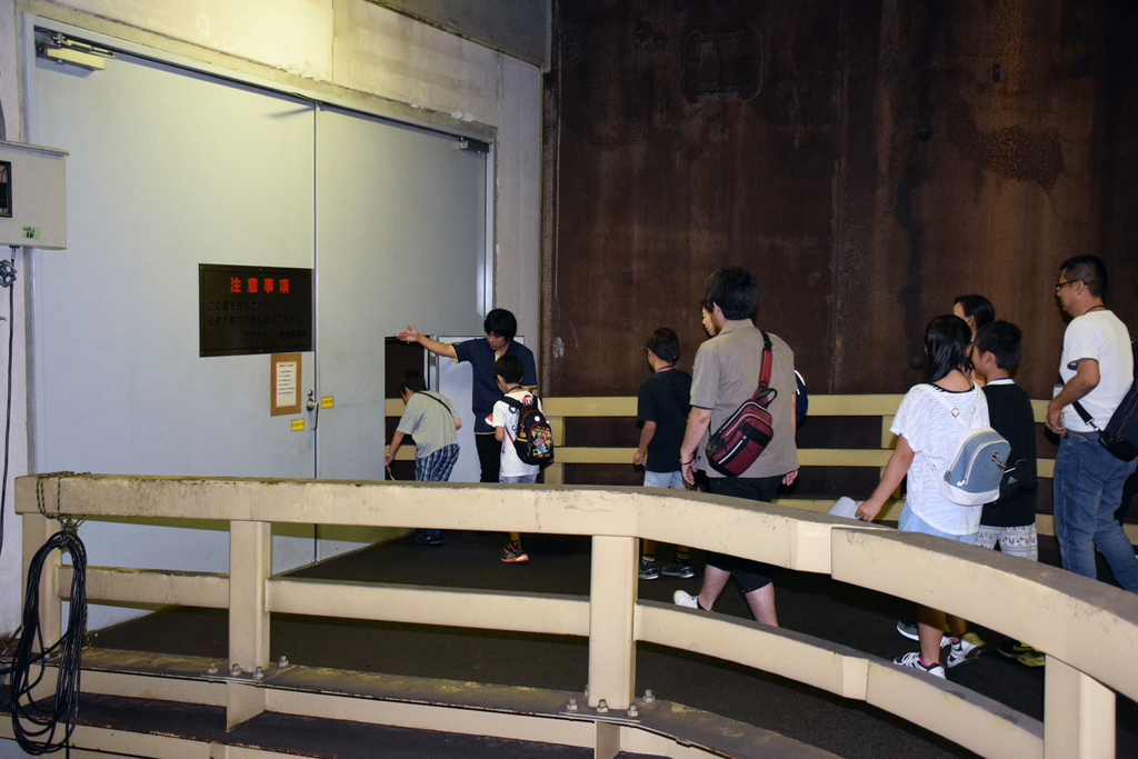 地下通路にたどり着くまでにいくつもの扉をくぐる。通路内の気圧を保つためだ