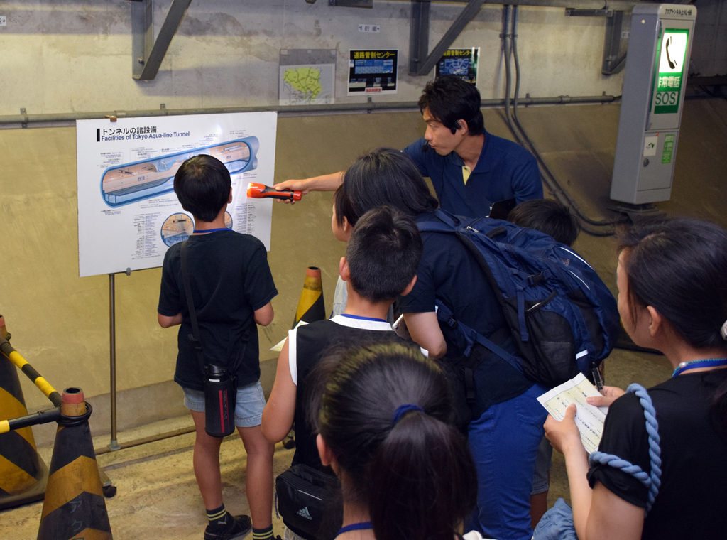 ガイドの説明を熱心に聞く参加者たち