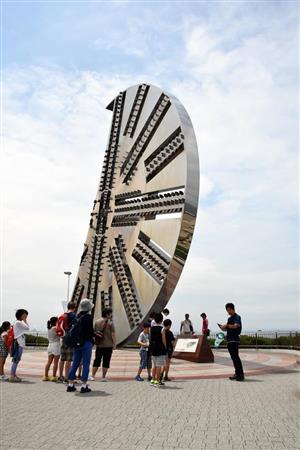 海底トンネルの掘削に使用した「カッターフェイス」を復元したモニュメント。直径１４．１４メートルもある