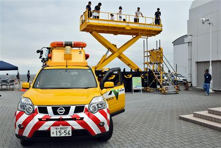 道路パトロールカーとリフト車を体験試乗