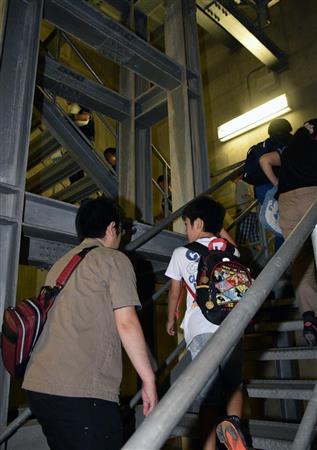 階段を上って地上に向かう。この写真を撮った地点は海面下１５メートル