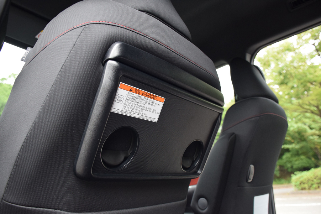 助手席背面の折り畳み式テーブル