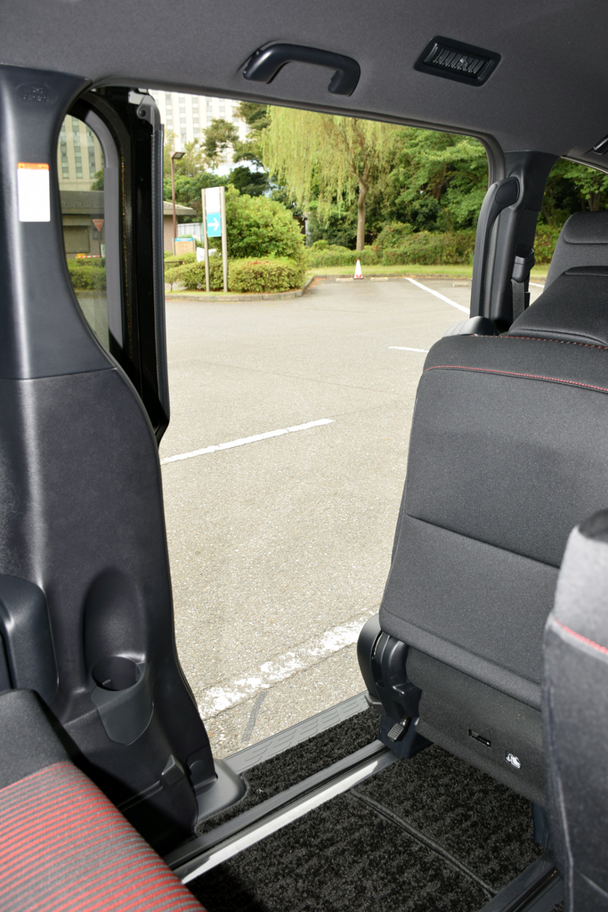 ３列目への乗降性は良好