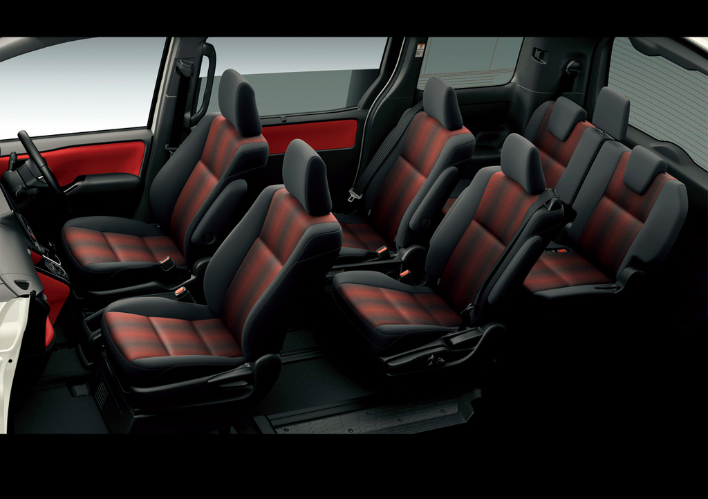 ２列目が独立型のキャプテンシートになった７人乗りヴォクシー。２列目がベンチシートになった８人乗りもある