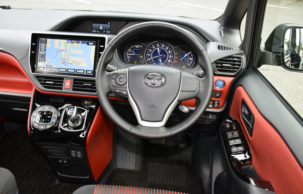 ドライバーの正面に構えるインパネ。中央に８インチワイドモニター、その上にマルチインフォメーションディスプレイを配置