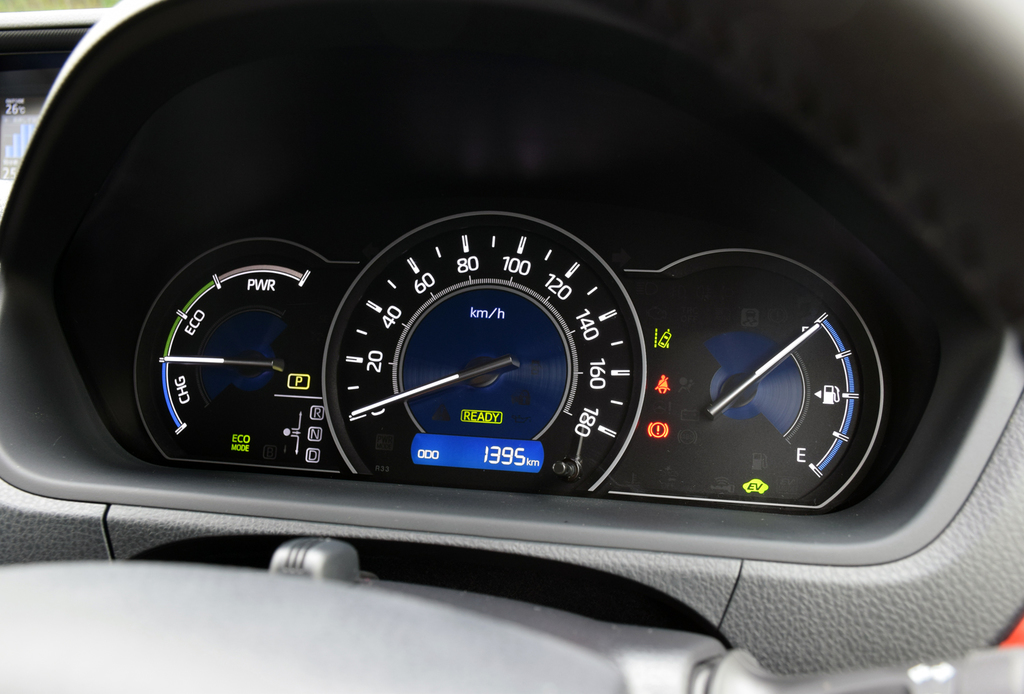 ヴォクシーのインパネ。個人的にはセンターメーターじゃないのが嬉しい