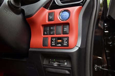 運転席右側の操作パネル。エンジンスタートボタンやパワースライドドアの操作スイッチ類、ＥＴＣ車載器など配置している