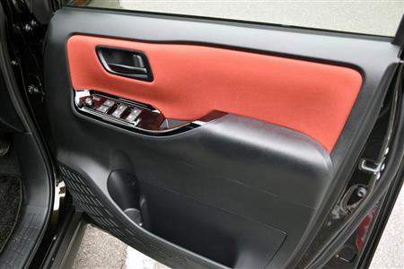 内装色はブラッドオレンジ＆ブラック