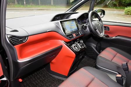 ブラッドオレンジ＆ブラックの内装色が鮮やかなインテリア