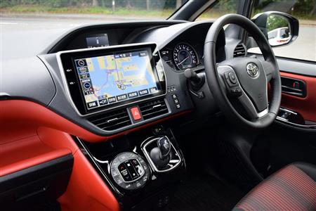 ８インチのタッチ式ワイドディスプレイを備える