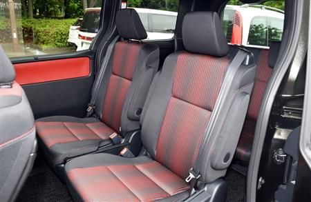 ２列目シートは横スライドや３列目へのウォークスルーも可能