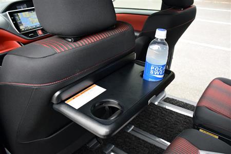 助手席背もたれ背面のテーブル。運転席側にはない