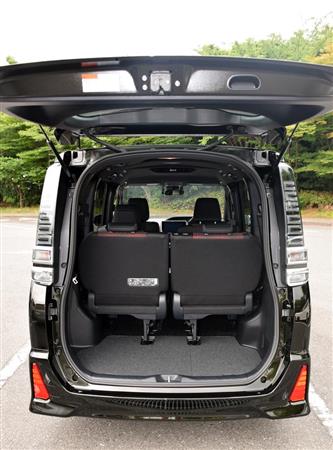 テールゲートを開けると、３列シートでも荷室の広さに驚く