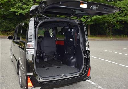 ３列目シートをサイドに跳ね上げた状態。これなら自転車も積める