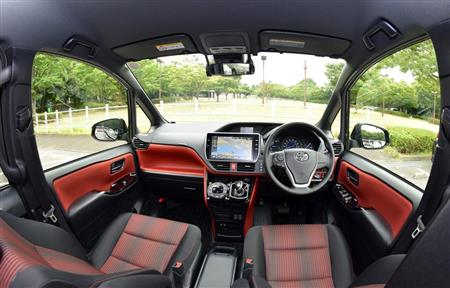 広々とした室内空間。大きな窓が開放感をもたらす