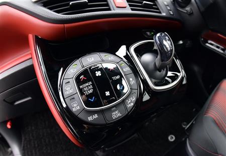 左右独立式のフロントオートエアコン