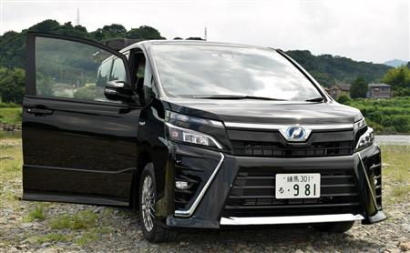 河原に止めたヴォクシー