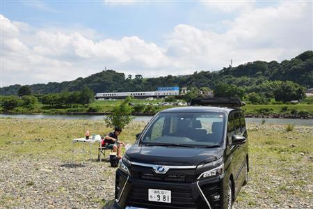 ヴォクシー、楽しー！河原のバーベキューは気持ちいー！（撮影：杉渕敦）