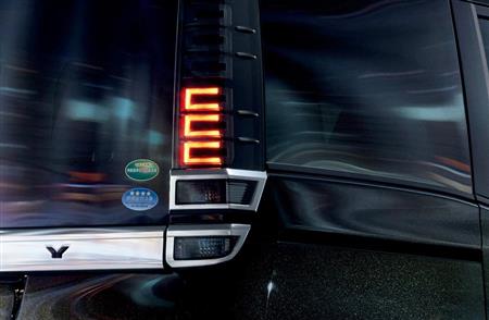 ＬＥＤのテールランプは「コ」の字に光る