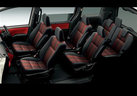 ２列目が独立型のキャプテンシートになった７人乗りヴォクシー。２列目がベンチシートになった８人乗りもある