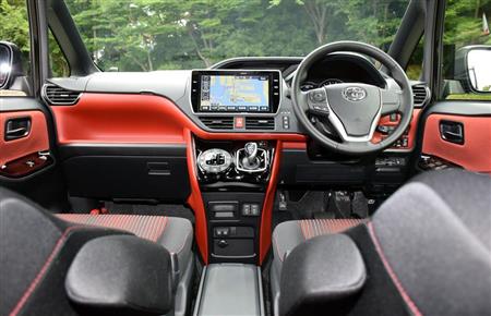 試乗車の内装色はブラッドオレンジ＆ブラック。落ち着きが欲しい人はブラックを選ぶことも可能