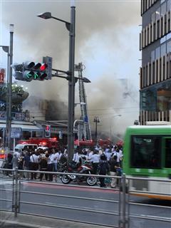 築地場外市場内で発生した火災＝３日午後５時２８分、東京都中央区築地（篠原那美撮影）