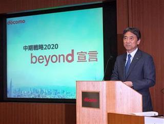 中期経営計画を発表するNTTドコモの吉沢和弘社長=東京都千代田区(高橋寛次撮影) 中期経営計画を発表するNTTドコモの吉沢和弘社長=東京都千代田区(高橋寛次撮影)