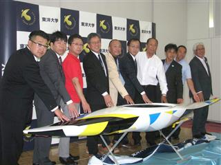 東洋大学と東京の町工場が共同開発した国産競技用カヌー「水走」の実験艇＝東京都文京区