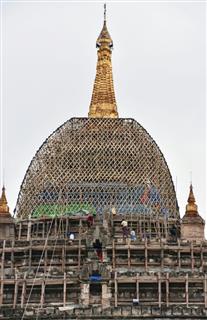 尖塔部分で修復作業が進む寺院＝６月２９日、ミャンマー中部バガン（共同）
