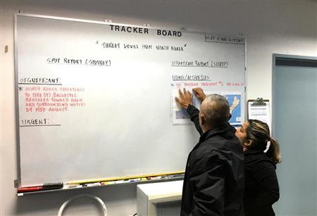 北朝鮮の脅威に備え、２４時間態勢で稼働するグアム安保当局の監視室＝１２日（ＡＰ）