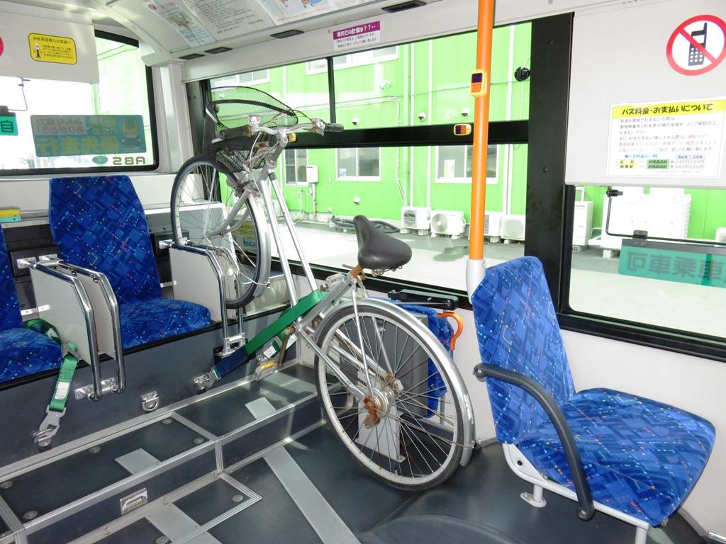 日本中央バスの車内。このように自転車２台をしっかり固定でき、補助席１席ずつが使えなくなるだけで他の乗客への影響も少ない（日本中央バス提供）