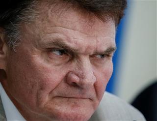 記者会見に臨んだウクライナ宇宙庁のラドチェンコ長官代行＝１５日、キエフ（ロイター）