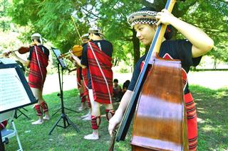 １３日、台湾・南投県の森林公園の木陰で演奏する「親愛愛楽」の少女ら（田中靖人撮影）