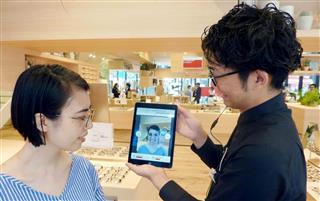 「ＪＩＮＳ」の店頭で、ＡＩサービス「ＪＩＮＳＢＲＡＩＮ（ジンズ・ブレイン）」を使って接客するイメージ