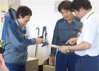 東京電力の南横浜火力発電所に着任し、所員と話す後藤愛野所長（左）＝８日、横浜市磯子区