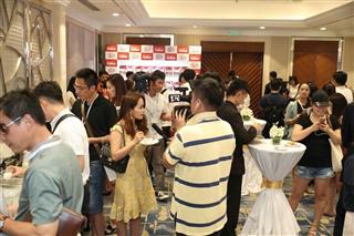 カルビーが中国・上海で７月に開いた「フルグラ」の試食会。現地メディアが多数詰めかけた（同社提供）