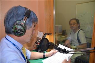 北朝鮮向けラジオ「しおかぜ」を収録する特定失踪者問題調査会の荒木和博代表（左）と村尾建兒専務理事＝東京都内