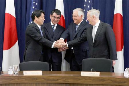２プラス２会議前に握手する（左から）小野寺五典防衛相、河野太郎外相、レックス・ティラーソン国務長官、ジェームズ・マティス国防長官＝１７日、米ワシントン（ロイター）