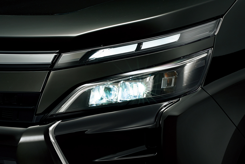 上下２段のＬＥＤランプ類。ヴェルファイアに似ている